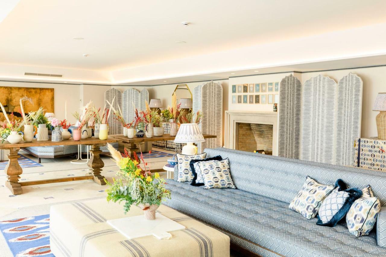 The Albatroz Hotel Cascais Exterior foto The living room of the 1000-square-foot (93-square-metre) suite